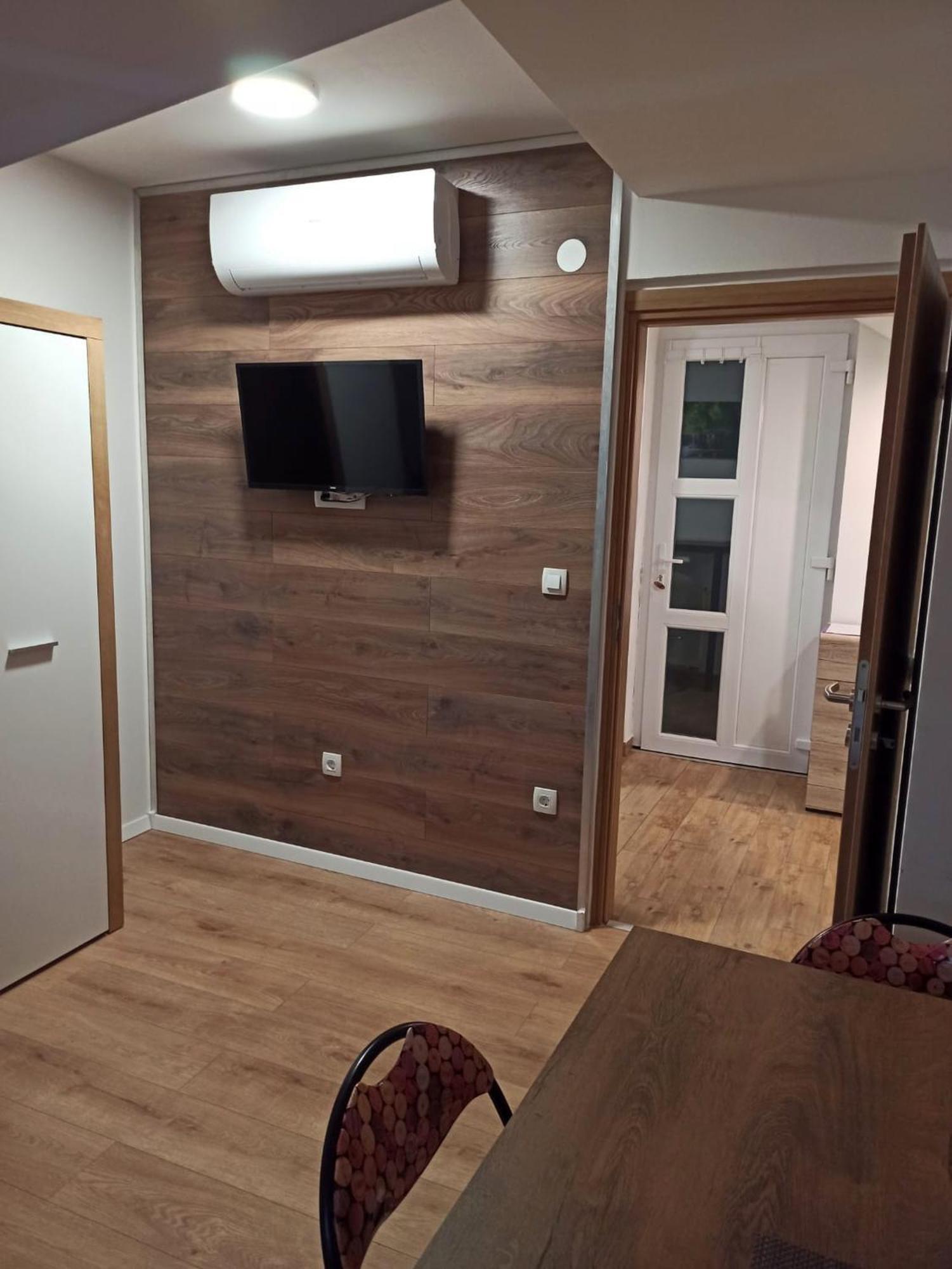 Apartmani Leptir Раковица Екстериор снимка