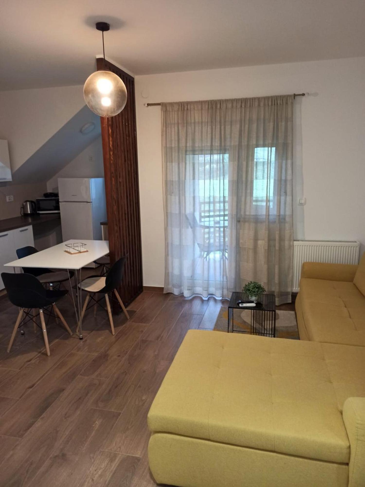 Apartmani Leptir Раковица Екстериор снимка